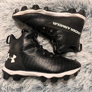 Boys Under Armour Cleats - Size 5